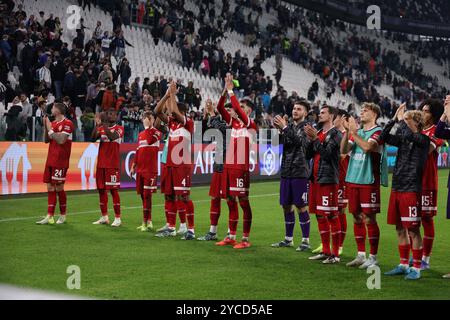 Turin, Italien. Oktober 2024. Die Spieler des VfB Stuttgart feiern am 22. Oktober 2024 im Allianz Stadion in Turin, Italien, am Ende des Spiels der UEFA Champions League 2024-25 zwischen Juventus FC und VfB Stuttgart. Quelle: Marco Canoniero/Alamy Live News Stockfoto