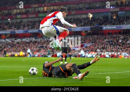 Kai Havertz vom Arsenal FC hat den Spieler von Shakhtar Donetsk übersprungen, als er beim UEFA Champions League Spiel zwischen Arsenal und Shakhtar Donetsk am 22. Oktober 2024 im Emirates Stadium, London, England, in die Ferne stürzt. Foto von Phil Hutchinson. Nur redaktionelle Verwendung, Lizenz für kommerzielle Nutzung erforderlich. Keine Verwendung bei Wetten, Spielen oder Publikationen eines einzelnen Clubs/einer Liga/eines Spielers. Quelle: UK Sports Pics Ltd/Alamy Live News Stockfoto