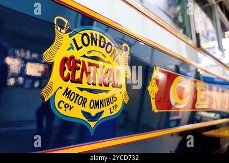 Nahaufnahme eines Motorbusses vom Typ Leyland X2 aus dem Jahr 1908, London Transport Museum, London, England Stockfoto