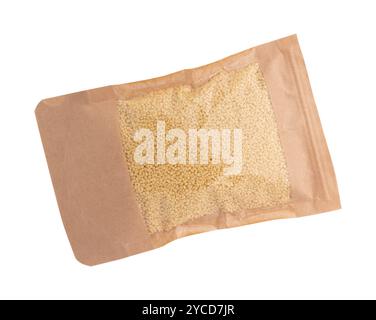 Couscous Grütze in braunem Papierbeutel isoliert auf weißem Hintergrund mit Schneideweg, Doypack mit Kunststofffenster für Massenprodukte, Lebensmittelkonzept Stockfoto