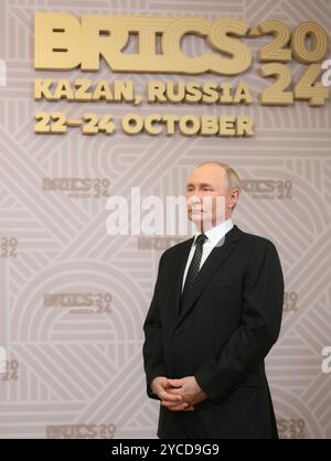 Kasan, Russland. Oktober 2024. Der russische Präsident Wladimir Putin wartet auf die Begrüßung der Gäste für das Galadinner zur Eröffnung des 16. BRICS-Gipfels im Kasaner Kreml am 22. Oktober 2024 in Kasan, Tatarstan, Russland. Kasan, Russland. 22. Oktober 2024. Quelle: Sergey Bobylev/Brics-Russia2024.Ru/Alamy Live News Stockfoto