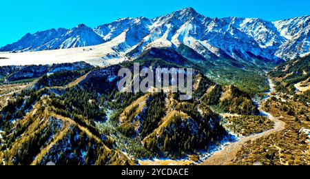 ZHANGYE, CHINA - 22. OKTOBER 2024 - Blick auf die Qilian Berge nach Schnee in Zhangye Stadt, Provinz Gansu, China, 22. Oktober 2024. Stockfoto