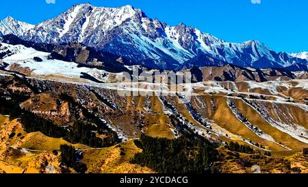 ZHANGYE, CHINA - 22. OKTOBER 2024 - Blick auf die Qilian Berge nach Schnee in Zhangye Stadt, Provinz Gansu, China, 22. Oktober 2024. Stockfoto