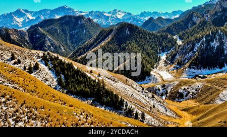 ZHANGYE, CHINA - 22. OKTOBER 2024 - Blick auf die Qilian Berge nach Schnee in Zhangye Stadt, Provinz Gansu, China, 22. Oktober 2024. Stockfoto