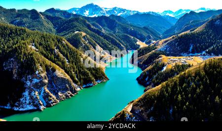 ZHANGYE, CHINA - 22. OKTOBER 2024 - der sich schlängelnde Heihe-Fluss fließt durch eine Schlucht im Qilian-Gebirge in der Stadt Zhangye, Provinz Gansu, China, 2. Oktober Stockfoto