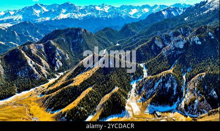 ZHANGYE, CHINA - 22. OKTOBER 2024 - Blick auf die Qilian Berge nach Schnee in Zhangye Stadt, Provinz Gansu, China, 22. Oktober 2024. Stockfoto