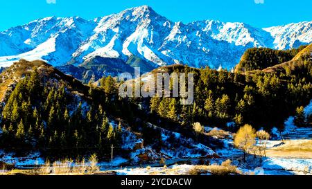 ZHANGYE, CHINA - 22. OKTOBER 2024 - Blick auf die Qilian Berge nach Schnee in Zhangye Stadt, Provinz Gansu, China, 22. Oktober 2024. Stockfoto