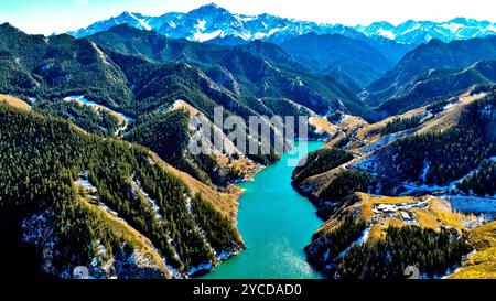 ZHANGYE, CHINA - 22. OKTOBER 2024 - der sich schlängelnde Heihe-Fluss fließt durch eine Schlucht im Qilian-Gebirge in der Stadt Zhangye, Provinz Gansu, China, 2. Oktober Stockfoto