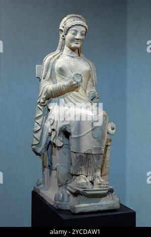 Grammichele, Terrakotta-Statue der enthroanierten weiblichen Gottheit, Ende VI-Beginn V v. Chr., Archäologisches Museum Paolo Orsi, Syrakus, Sizilien, Italien Stockfoto