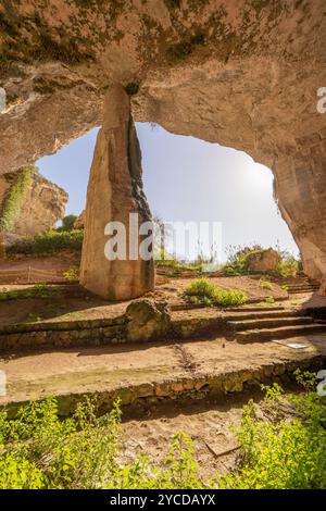 Seilmacherhöhle, Grotta dei Cordari, Archäologischer Park Neapolis, Syrakus, Sizilien, Italien Stockfoto