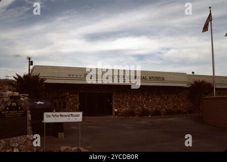 Chiriaco Summit, USA. Mai 1991. Das General George S. Patton Memorial Museum, 11. November 1988, in Chiriaco Summit, Kalifornien, das Museum wurde zu Ehren von General George S. Patton an der Stelle des Eingangs von Camp Young errichtet, Teil des Desert Training Center of World war II. Exponate umfassen eine große Sammlung von Panzern, die im Zweiten Weltkrieg und im Koreakrieg verwendet wurden, sowie Erinnerungsstücke aus Pattons Leben und Karriere – insbesondere in Bezug auf seinen Dienst im Desert Training Center – und von Soldaten, die dort trainiert wurden. Stockfoto