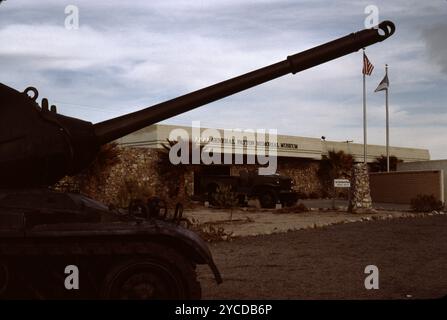 Chiriaco Summit, USA. Mai 1991. Das General George S. Patton Memorial Museum, 11. November 1988, in Chiriaco Summit, Kalifornien, das Museum wurde zu Ehren von General George S. Patton an der Stelle des Eingangs von Camp Young errichtet, Teil des Desert Training Center of World war II. Exponate umfassen eine große Sammlung von Panzern, die im Zweiten Weltkrieg und im Koreakrieg verwendet wurden, sowie Erinnerungsstücke aus Pattons Leben und Karriere – insbesondere in Bezug auf seinen Dienst im Desert Training Center – und von Soldaten, die dort trainiert wurden. Stockfoto