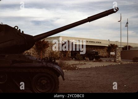 Chiriaco Summit, USA. Mai 1991. Das General George S. Patton Memorial Museum, 11. November 1988, in Chiriaco Summit, Kalifornien, das Museum wurde zu Ehren von General George S. Patton an der Stelle des Eingangs von Camp Young errichtet, Teil des Desert Training Center of World war II. Exponate umfassen eine große Sammlung von Panzern, die im Zweiten Weltkrieg und im Koreakrieg verwendet wurden, sowie Erinnerungsstücke aus Pattons Leben und Karriere – insbesondere in Bezug auf seinen Dienst im Desert Training Center – und von Soldaten, die dort trainiert wurden. Stockfoto