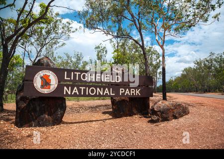 Besucher nähern sich dem Eingang des Litchfield National Park, umgeben von üppigem Grün und klarem Himmel, bereit für ein Abenteuer in Australien.“ Stockfoto