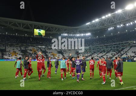 Turin, Italien. Oktober 2024. Die Spieler des VfB Stuttgart grüßen ihre Fans nach dem letzten Pfiff des UEFA Champions League-Spiels im Juventus-Stadion in Turin. Der Bildnachweis sollte lauten: Jonathan Moscrop/Sportimage Credit: Sportimage Ltd/Alamy Live News Stockfoto