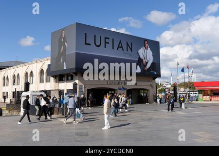 ISTANBUL, TÜRKEI - 20. OKTOBER 2024: Riesige Fernsehsenderwerbung auf Straßenplakaten im Stadtteil Kadikoy. Stockfoto