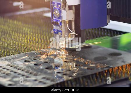 CNC-Lasermaschinen für die Metallbearbeitung. Metallverarbeitende Industrie Stockfoto