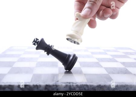 Schachbrett und Schachfiguren Stockfoto
