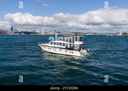 ISTANBUL, TÜRKEI - 20. OKTOBER 2024: Luxusyatch an der Bosporus-Straße Istanbul, Türkei. Stockfoto