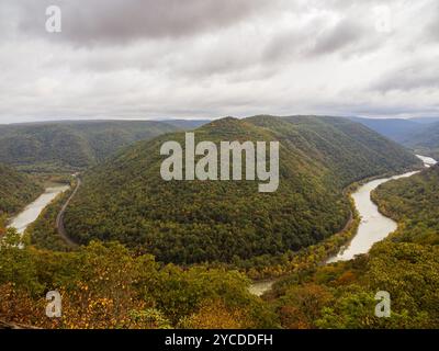 Ein malerischer Bogen am Grandview Rim im im New River Gorge National Park, West Virginia, zeigt die atemberaubenden Farben des frühen Herbstes und die raue Natur Stockfoto