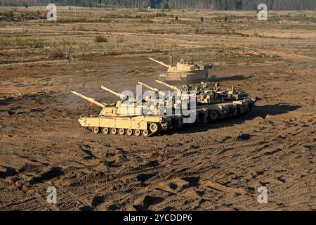 US-Soldaten, die dem 2. Bataillon, 8. Kavallerie-Regiment, 1. Panzerbrigade-Kampfteam, Stufe M1A2 Abrams zugewiesen wurden, bevor sie am 19. September 2024 auf dem Trainingsgebiet Pabrade, Litauen, das Live-Feuer auslöste. TSAE entsendet routinemäßig Teams zur Unterstützung von Expeditionstrainings in ganz Europa und Afrika, um die Trainingsanforderungen der US- und NATO-Streitkräfte zu erfüllen. (Foto der US-Armee von Sgt. Cody Nelson) Stockfoto