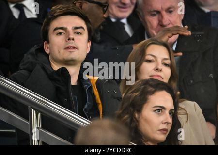 Paris, Frankreich. Oktober 2024. Der französische Journalist Hugo Travers nimmt am 22. Oktober 2024 im Parc des Princes Stadion in Paris am Fußballspiel der UEFA Champions League zwischen Paris Saint-Germain und PSV Eindhoven Teil. Foto: Firas Abdullah/ABACAPRESS. COM Credit: Abaca Press/Alamy Live News Stockfoto