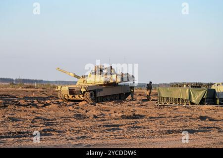 US-Soldaten, die dem 2. Bataillon, 8. Kavallerie-Regiment, 1. Panzerbrigade-Kampfteam zugewiesen wurden, laden Munition vor dem Feuer auf dem Trainingsgebiet Pabrade, Litauen, 19. September 2024. TSAE entsendet routinemäßig Teams zur Unterstützung von Expeditionstrainings in ganz Europa und Afrika, um die Trainingsanforderungen der US- und NATO-Streitkräfte zu erfüllen. (Foto der US-Armee von Sgt. Cody Nelson) Stockfoto