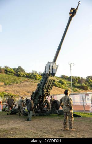 US-Marines mit der 1. Marine-Division errichten eine leichte 155-mm-Haubitze M777A2 während der Military Appreciation Night an der San Clemente High School, San Clemente, Kalifornien, am 18. Oktober 2024. Die Veranstaltung gab den Marines die Gelegenheit, die Gemeinde zu sensibilisieren und ihnen Wissen über das Marine Corps zu vermitteln. (Foto des U.S. Marine Corps von Sgt. Ezekieljay Correa) Stockfoto