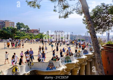 Massentourismus, Übertourismus, Parc Güell von Antoni Gaudí, Hypostyle Room Terrasse Mosaiken, Fliesen, Touristenmassen, Barcelona, Spanien, Europa Stockfoto