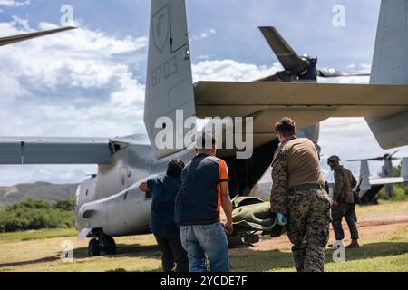 David Doyle, ein medizinischer Vorsorgetechniker der Marine Rotational Force-Südostasien und Mitglieder des philippinischen Bureau of Fire Protection, tragen während der KAMANDAG 8 im Camp Cape Bojeador, Burgos, Philippinen, am 20. Oktober 2024 einen simulierten Unfall. KAMANDAG ist eine jährliche Übung unter der Leitung des philippinischen und des US-Marine Corps, die darauf abzielt, die Verteidigungskräfte der Philippinen und ihre humanitären Fähigkeiten durch die Bereitstellung wertvoller Schulungen in kombinierten Operationen mit ausländischen Militärs zu verbessern Stockfoto