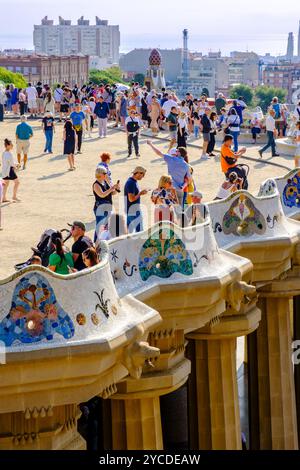 Massentourismus, Übertourismus, Mosaiken des Parc Güell, Fliesen von Antoni Gaudí, Säulen des Hypostyle Saals, Terrasse voll von Touristen, Barcelona, Spanien, Europa Stockfoto