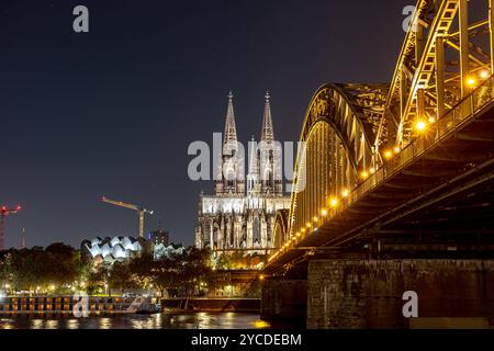 Kölner Rheinufer bei Nacht - 22.10.2024. Blick vom Deutzer Rheinufer auf die Skyline der Kölner Innenstadt. Hohenzollernbrücke, Kölner Dom, Museum Ludwig. Köln Deutz Nordrhein-Westfalen Deutschland *** Köln Rheinufer bei Nacht 22 10 2024 Blick vom Rheinufer in Deutz auf die Skyline der Kölner Innenstadt Hohenzollernbrücke, Kölner Dom, Museum Ludwig Köln Deutz Nordrhein-Westfalen Deutschland Copyright: XBonn.digitalx/xMarcxJohnx Stockfoto