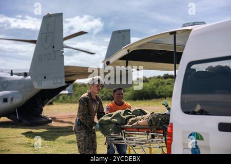 David Doyle, ein medizinischer Vorsorgetechniker bei der Marine Rotational Force-Südostasien und Mitglied des Philippinen Bureau of Fire Protection, trägt einen simulierten Unfall während einer Demonstration von humanitärer Hilfe und Katastrophenhilfe während der KAMANDAG 8 in Camp Cape Bojeador, Burgos, Philippinen, 20. Oktober 2024. KAMANDAG ist eine jährliche Übung unter der Leitung des philippinischen und des US-Marine Corps, die darauf abzielt, die Verteidigungskräfte der Philippinen und ihre humanitären Fähigkeiten zu verbessern, indem sie wertvolle Schulungen in kombinierten Operationen mit ausländischen Militärs bereitstellt Stockfoto