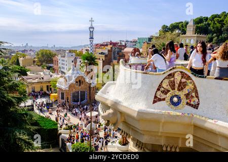 Massentourismus, Übertourismus, Mosaiken, Fliesen des Parc Güell von Antoni Gaudí, Hypostyle Room Haupteingang Terrasse voll mit Touristen, Barcelona, Spanien Stockfoto