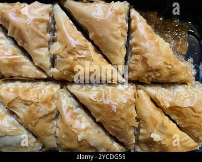 Nahaufnahme von frisch gebackenen Dreiecksscheiben aus Baklava Stockfoto