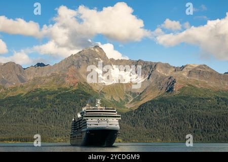 Das Kreuzfahrtschiff manövriert in der Resurrection Bay, während es Seward im südzentralen Alaska abfährt. Stockfoto