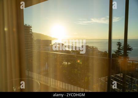 Sonnenuntergang über dem Meer durch das Fenster eines Luxushotels. Insel Madeira, Portugal Stockfoto