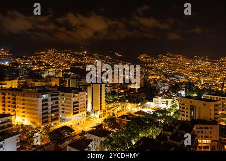 Stadtbild von Funchal bei Nacht. Insel Madeira, Portugal Stockfoto