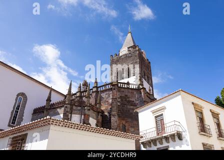 Turm der Kathedrale von Funchal (Sé do Funchal) in der Stadt Funchal. Insel Madeira, Portugal Stockfoto