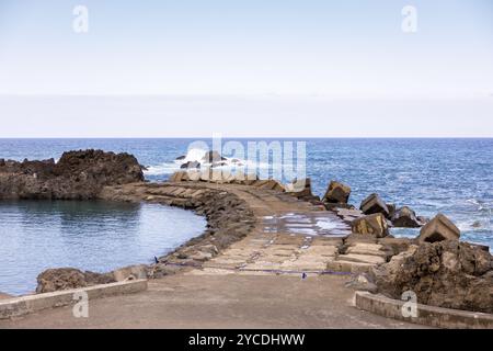 Blick auf den natürlichen Pool und den Atlantischen Ozean, getrennt durch einen Pier in Seixal. Insel Madeira, Portugal Stockfoto