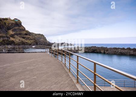 Blick auf den Natursteinpool in Seixal. Insel Madeira, Portugal Stockfoto