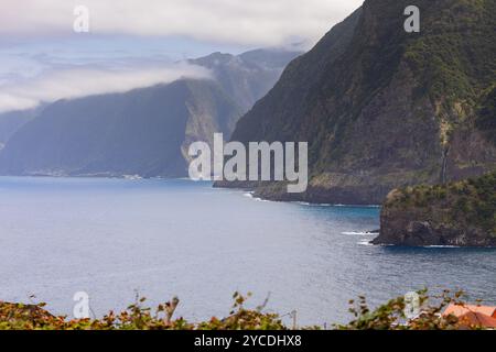 Seixal Küste mit beeindruckenden großen Klippen. Insel Madeira, Portugal Stockfoto