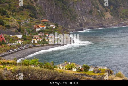 Landschaftsblick Aussichtspunkt Miradouro da Ribeira da Lage in Seixal. Insel Madeira, Portugal Stockfoto