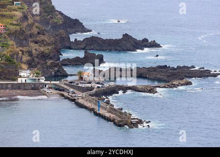 Blick auf die Küste von Seixal mit Hafen, Strand und großem Naturpool. Insel Madeira, Portugal Stockfoto