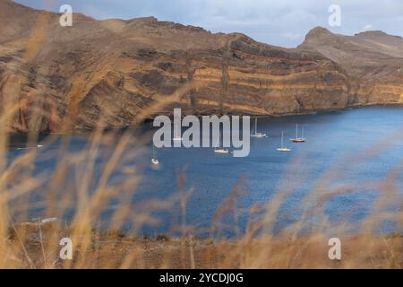 Idyllischer Blick auf Segelboote auf dem Meer von Ponta do Buraco in Canical. Insel Madeira, Portugal Stockfoto