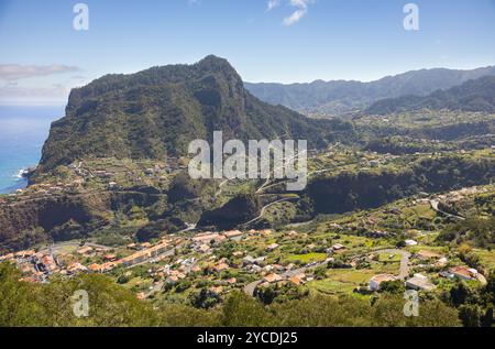 Blick über das Dorf Faial mit der großen Klippe „Penha de Águia“ im Hintergrund. Machico, Insel Madeira, Portugal Stockfoto