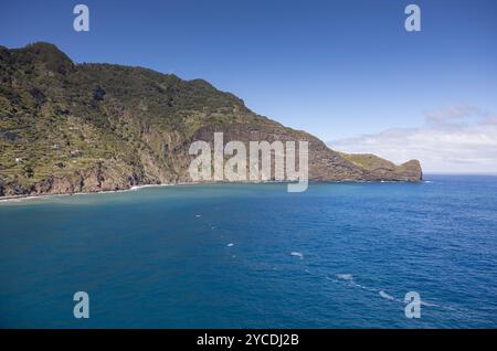 Blick auf den atlantischen Ozean mit riesigen Klippen, in Fajã do Mar - Faial und Ponta do Clérigo, vom Aussichtspunkt Guindaste in Santana. Insel Madeira, Portugal Stockfoto