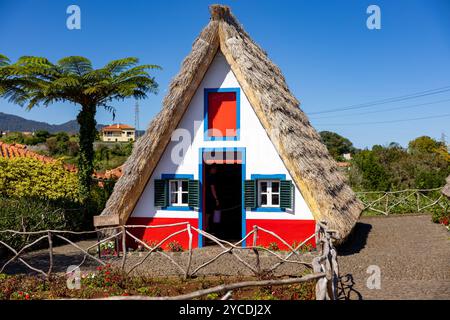 Traditionelles Santana-Haus auf Madeira an sonnigen Tagen. Insel Madeira, Portugal Stockfoto