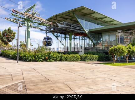 Funchal, Madeira - 01.10.2024: Seilbahn in Funchal, Ankunft am Bodenbahnhof von Monte. Insel Madeira, Portugal. Stockfoto