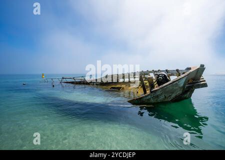 Wrack eines Segelschiffes in klarem Wasser an einem nebeligen Morgen, Moon Point, Fraser Island, Kgari, Hervey Bay, Queensland Australien Stockfoto